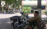 [ẢNH] Người nhà bệnh nhân vạ vật tìm cách tránh nắng nóng kinh người
